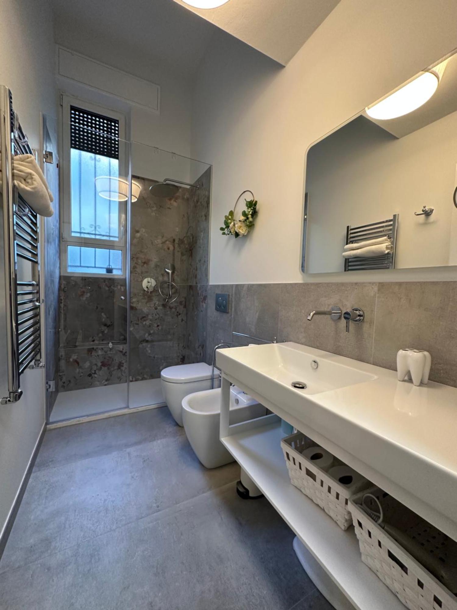 Flowers, A Cozy Suite In מילאנו מראה חיצוני תמונה