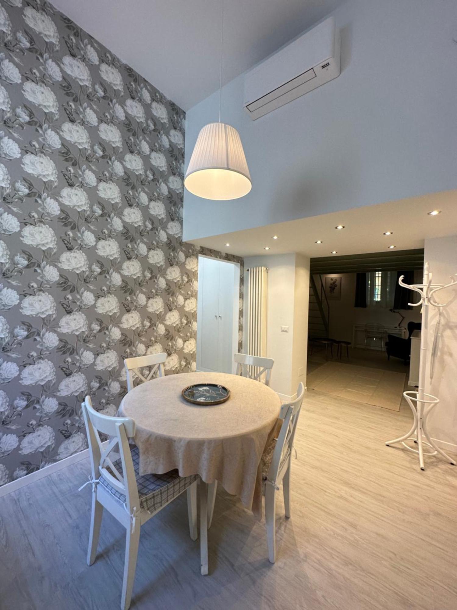 Flowers, A Cozy Suite In מילאנו מראה חיצוני תמונה